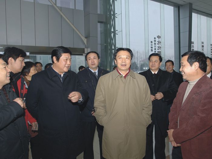 时任中华全国供销合作总社党组书记王君（前排右二）到鸿运国际集团调研