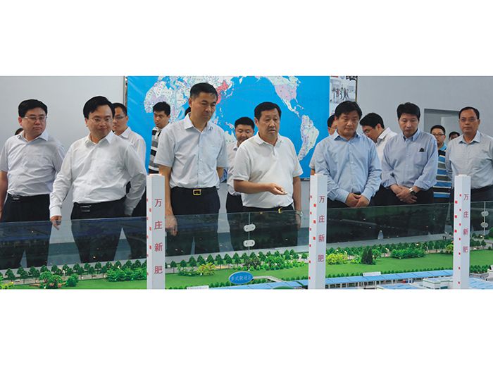 安阳市委书记李公乐（左三）上任伊始即赴鸿运国际调研