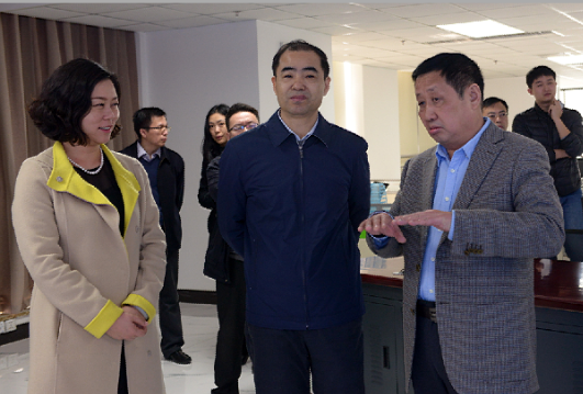 时任商务部综合司副司长宋立洪（前排中）到鸿运国际集团指导工作