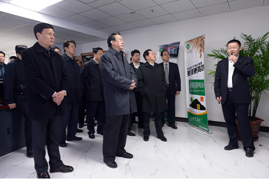 时任河南省省委书记郭庚茂（前排左二）、省长谢伏瞻（前排左一）莅临鸿运国际集团指导工作