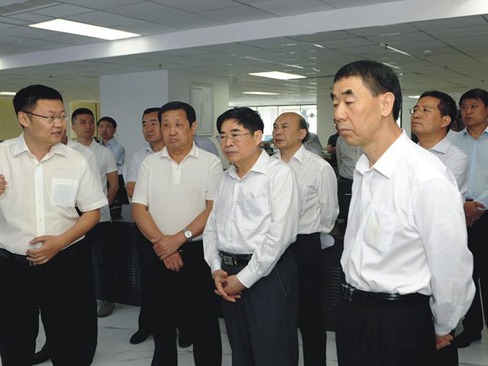 农村工作领导小组副组长袁纯清（右二）一行莅临鸿运国际园农资交易平台考察调研